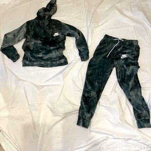 Nike sweatsuit s/m fits like small.